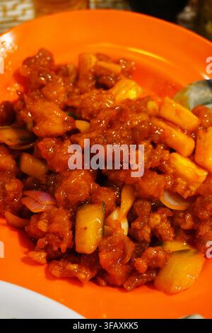 Poulet aigre-doux ananas fruits sautés nourriture de restaurant asiatique Banque D'Images