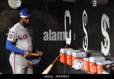 Chicago, États-Unis. 22 août 2026. L'extérieur des New York Mets Luis Robert Jr. se tient dans le banc avant un match contre les Chicago White Sox au Rate Field à Chicago le 21 août 2026. Robert, portant un patch des Playoffs sur son maillot, tenait son gant et une batte tout en étant positionné devant le logo des White Sox dans le banc de l'équipe locale. (Photo de Chris Sweda/Chicago Tribune/TNS/Sipa USA) Crédit : Sipa USA/Alamy Live News Banque D'Images