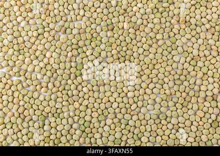 Petits pois secs dans un sac en toile de jute et un bol en bois Banque D'Images
