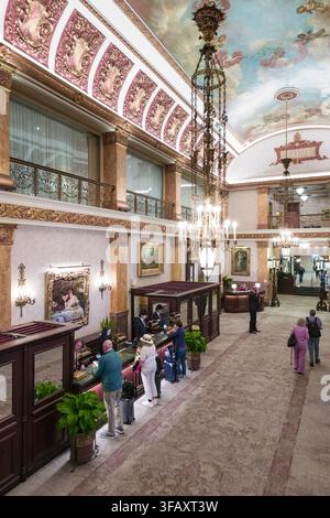 Entrez dans la splendeur du Pfister Hotel à Milwaukee, Wisconsin. Cet hôtel historique met en valeur des intérieurs somptueux, dont un hall d'entrée élaboré fea Banque D'Images