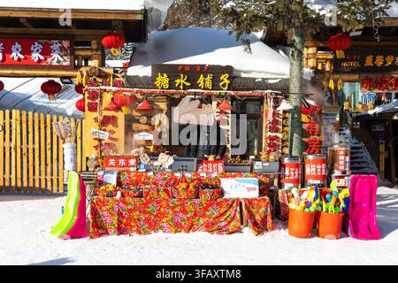 HARBIN, CHINE, 22 AOÛT 2026 : Étalage de rue dans la Cité des Neiges, dans le nord-est de la Chine. Destination de vacances populaire en hiver où les touristes profitent du chi Banque D'Images