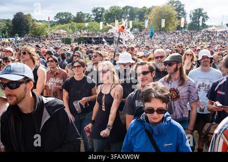 Brecon, Pays de Galles, 21 août 2026  Une foule dense et diverse, beaucoup portant des lunettes de soleil, assiste à une performance sur la scène principale sous le soleil au festival de musique Green Man. Jour Deux du festival Green Man 2026 à Brecon, Pays de Galles. Photo : Rob Watkins/Alamy Live News. INFO : Après des mois de chaleur et de sécheresse, il y a eu un mélange de soleil et de fortes averses le Jour Deux du festival Green Man 2026. La foule a apprécié le changement de temps rafraîchissant et frais. Banque D'Images