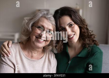Deux femmes caucasiennes de différentes générations posant pour un portrait de famille Banque D'Images