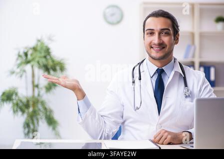 Beau jeune médecin travaillant en clinique Banque D'Images