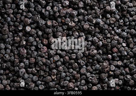 Fond de texture de myrtilles séchées, gros plan. Vue macro détaillée en plan supérieur montrant la texture de fond des myrtilles ou blettes séchées biologiques avec Banque D'Images