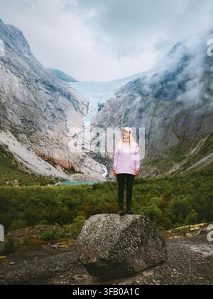 Femme voyageant seule en Norvège, visite du glacier de Briksdalsbreen, touriste féminine randonnant dans les montagnes, vacances d'été actives, mode de vie sain, visite Banque D'Images