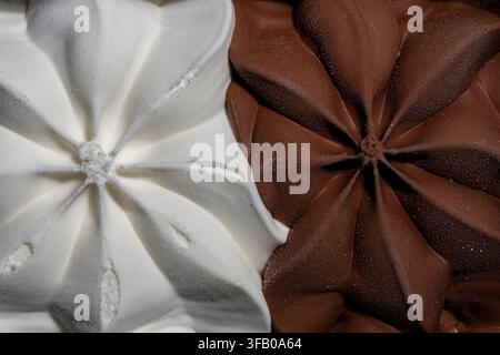 Glace au chocolat et à la vanille en gros plan. Texture macro des tourbillons d'ice cream en forme d'étoile au chocolat et à la vanille en arrière-plan Banque D'Images