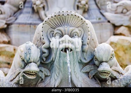 Une sculpture de bec d'eau en marbre finement détaillée du XVIe siècle sur la fontaine historique du Panthéon, Rome, Italie. Banque D'Images