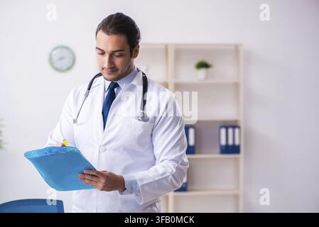 Beau jeune médecin travaillant en clinique Banque D'Images