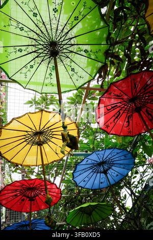 Décorations colorées de parapluies sur un coin de rue à Kampung Batik Laweyan, Solo Banque D'Images