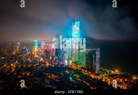Vue nocturne des gratte-ciel dans le quartier des affaires de Qingdao, Chine Banque D'Images