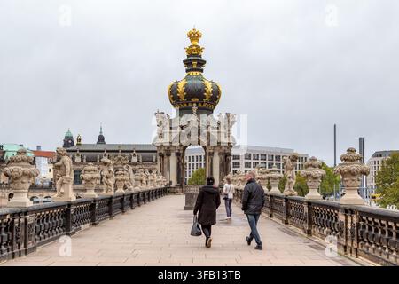 DRESDEN, ALLEMAGNE - 11 NOVEMBRE 2023 : C’est la galerie supérieure du Zwinger à la Porte de la Couronne dorée. Banque D'Images