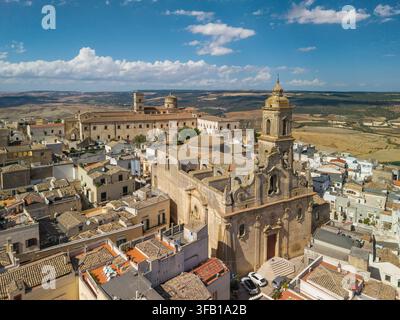 Abbaye de Montescaglioso et vue sur la ville perchée, Basilicate, Italie Banque D'Images