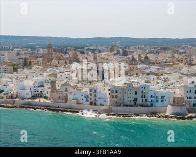 Vue aérienne de la vieille ville et du port de Monopoli, Pouilles, Italie Banque D'Images