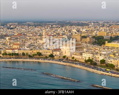 Vue aérienne du lever du soleil sur la vieille ville historique de Bari, Pouilles, Italie Banque D'Images