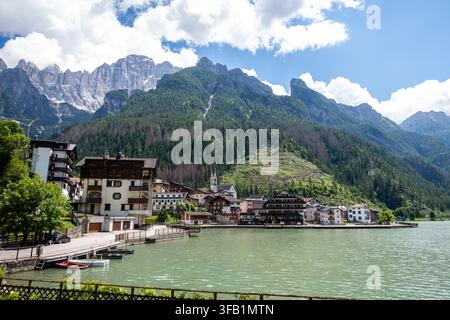 Le village d'Alleghe reflétant le lac tranquille d'Alleghe dans les Dolomites Banque D'Images