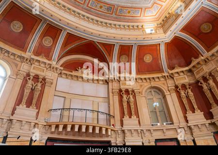 Athènes, Grèce - 4 avril 2026 : L'intérieur de l'ancien bâtiment de la bourse d'Athènes dans la rue Pesmazoglou Banque D'Images