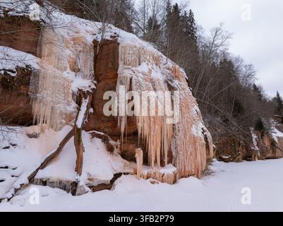 Cascade gelée et glaçons sur des falaises de grès aux falaises de Ķūķu en hiver, en Lettonie Banque D'Images