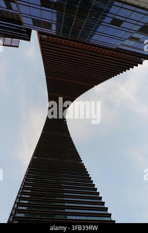 Une vue ascendante capturant la structure torsadée en forme de sablier du gratte-ciel Gate of the Orient de Suzhou contre un ciel ouvert. Banque D'Images