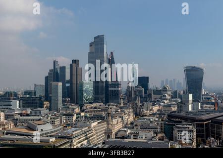 Vue élevée sur le quartier financier de la City of London, avec des gratte-ciel modernes, des bâtiments urbains historiques et le distinctif Walkie Talkie Banque D'Images