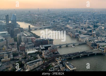 Vue aérienne des ponts traversant la Tamise entre Southwark et la City de Londres, avec la cathédrale Saint-Paul proéminente à côté de l'historique et Banque D'Images