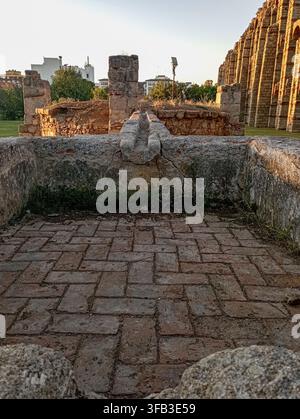 Ancien bassin de distribution d'eau romain et ruines de sol en briques près de l'Acueducto de los Milagros à Mérida, en Espagne. Banque D'Images