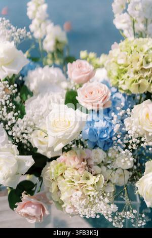 Arrangement floral de mariage pastel élégant avec des roses et des hortensias Banque D'Images