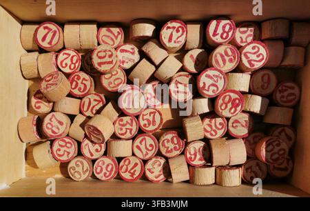 Chiffres en bois vintage de bingo reposant dans une boîte Banque D'Images