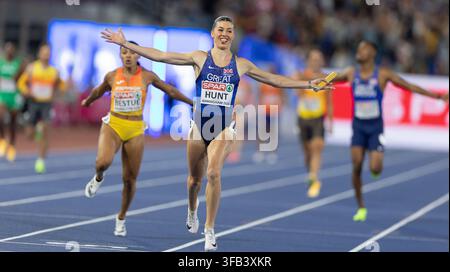 Amy Hunt de Grande-Bretagne célèbre après avoir franchi la ligne dans la finale du relais 4x100m féminin lors du septième jour des 27èmes Championnats d'athlétisme européens à l'Alexander Stadium. Banque D'Images