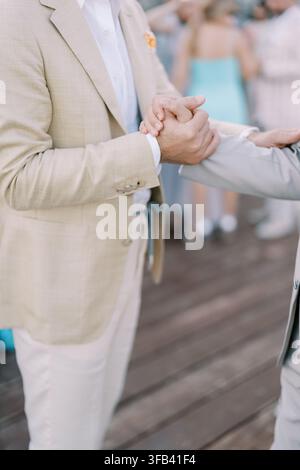 Close-up d'une poignée de main entre deux hommes en costume Banque D'Images