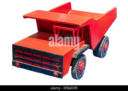 Camion-benne jouet rouge isolé sur fond blanc, couleur vive, design simple, grand lit ouvert, petite cabine compacte, roues noires avec jantes rouges, eve Banque D'Images