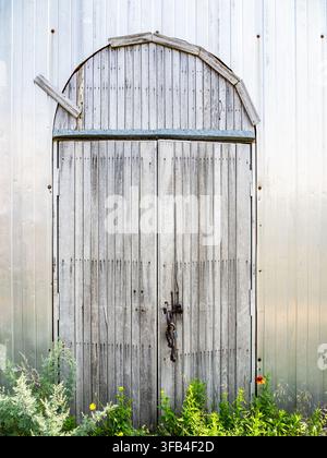 Porte en bois peinte en argent du bâtiment en étain de l'église de la ville de Spitak, Arménie Banque D'Images