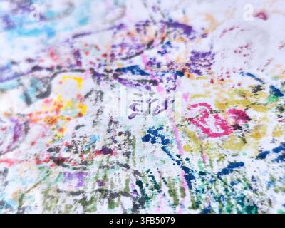 Texture abstraite colorée peinte avec des coups de pinceau pastel, des éclaboussures et des motifs artistiques doux. Fond créatif pour le design, le web, la présentation, p Banque D'Images