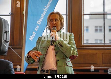 Berlin, Berlin, Allemagne. 22 août 2026. Beatrix von Storch gesticule en s’adressant aux participants d’un forum public de l’AfD à Berlin, Allemagne, le samedi 22 août 2026. Le parti d’extrême droite fait campagne avant les élections régionales de Berlin du 20 septembre. (Credit Image: © Michael Kuenne/PRESSCOV via ZUMA Press Wire) UTILISATION ÉDITORIALE UNIQUEMENT ! Pas pour USAGE COMMERCIAL ! Banque D'Images