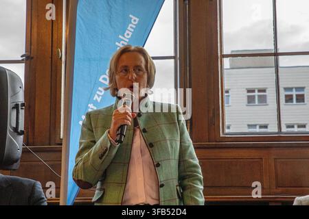 Berlin, Berlin, Allemagne. 22 août 2026. Beatrix von Storch s'adresse aux participants devant une bannière AfD au Town Hall de Charlottenburg à Berlin, Allemagne, le samedi 22 août 2026. Un sondage Forsa publié ce jour-là place le parti à 18 % à Berlin, à égalité avec l'CDU et derrière La Gauche. (Crédit image : © Michael Kuenne/PRESSCOV via ZUMA Press Wire) UTILISATION ÉDITORIALE UNIQUEMENT ! Pas pour une UTILISATION COMMERCIALE ! Banque D'Images