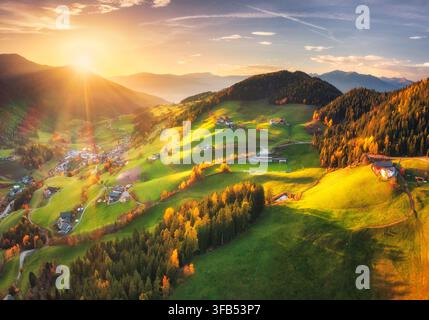 La vallée du village de Santa Magdalena avec des champs verts dans les Dolomites Banque D'Images