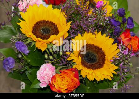 Bouquet mixte coloré avec tournesols et roses Banque D'Images