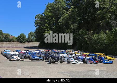 Grille remplie de voitures de Grand Prix historiques, Centenaire du Grand Prix britannique, Musée de Brooklands, Weybridge, Surrey, Angleterre, Royaume-Uni, Europe Banque D'Images