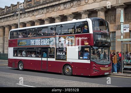 Bus Lothian prenant des passagers au Mound, Édimbourg, Écosse, Royaume-Uni. Banque D'Images