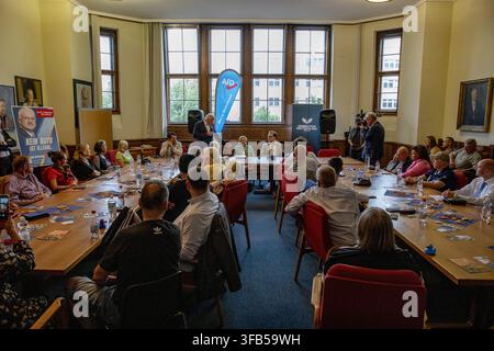 Berlin, Allemagne. 22 août 2026. Les participants se rassemblent pour un forum public de l’AfD avec Beatrix von Storch au Town Hall de Charlottenburg à Berlin, Allemagne, le samedi 22 août 2026. Les bannières de l’AfD et de Generation Deutschland Berlin se dressent derrière la scène alors que le parti d’extrême droite fait campagne avant les élections régionales de Berlin du 20 septembre. (Photo de Michael Kuenne/PRESSCOV/Sipa USA) Crédit : Sipa USA/Alamy Live News Banque D'Images
