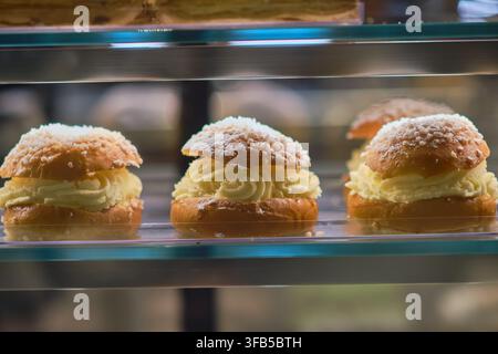 Variété de gâteaux gourmands colorés et de desserts sucrés sur une table Banque D'Images