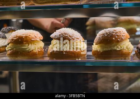Variété de gâteaux gourmands colorés et de desserts sucrés sur une table Banque D'Images