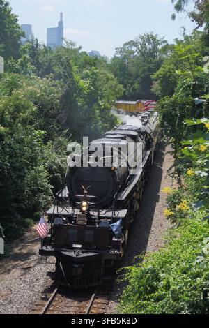 La locomotive Union Pacific Big Boy n° 4014 se dirige vers le sud en direction du Centre-ville lors de son voyage vers Philadelphie. Banque D'Images