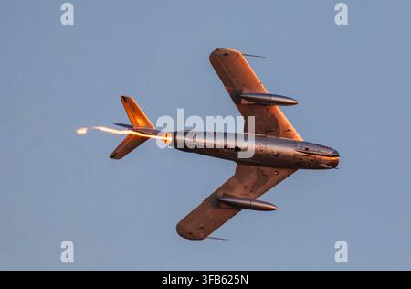 IWM Duxford, Cambridgeshire, Royaume-Uni. 22 août 2026. Un Mikoyan-Gurevich MiG-17F (Lim-5) de construction polonaise exposé, mettant en valeur le puissant moteur turbojet à post-combustion Klimov VK-1F de l'avion. Développé à partir du MiG-15 antérieur, le MiG-17 a été l'un des avions de chasse soviétiques décisifs du début de la guerre froide, le VK-1F équipé d'un post-combustion fournissant la poussée supplémentaire nécessaire pour le combat à haute vitesse et les performances de montée. Crédit : Stuart Robertson/Alamy Live News. Banque D'Images