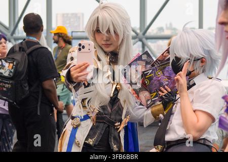 New York, New York, États-Unis. 22 août 2026. Personnages en cosplay à Anime NYC, un événement de quatre jours au Javits Center. C'est la plus grande convention d'anime de la côte est, rassemblant 150 000 fans du monde entier et présentant le meilleur de la culture pop japonaise, avec des expositions uniques, des projections exclusives et des apparitions de créateurs de premier plan du Japon et d'ailleurs. Sans parler du marchandisage de toutes sortes mis en vente. (Credit Image: © Milo Hess/ZUMA Press Wire) USAGE ÉDITORIAL SEULEMENT ! Pas pour un USAGE COMMERCIAL ! Banque D'Images