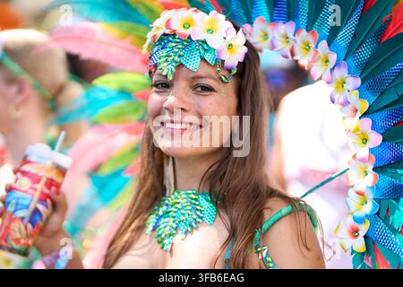 LONDRES, ROYAUME-UNI – AOÛT 2025 : Les participants Mas profitent de l'atmosphère vibrante pendant le Carnaval de Notting Hill, le plus grand festival de rue d'Europe. Banque D'Images
