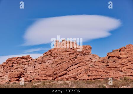 Falaises en grès rouge érodées sous un nuage frappant à Cafayate, Salta, Argentine. Banque D'Images