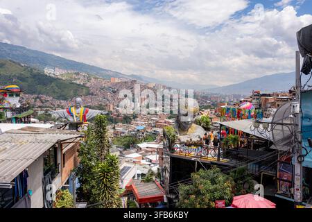 Medellin, Colombie – 15 janvier 2026 : la commune 13 de Medellín met en valeur un art de rue coloré, des sculptures uniques et des maisons sur les collines sous un nuage Banque D'Images