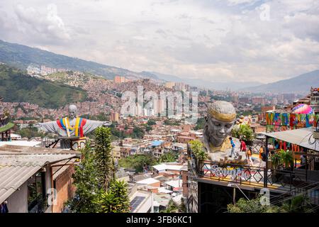 Medellin, Colombie – 15 janvier 2026 : la Comuna 13 de Medellin présente une art de rue urbain vibrant, des sculptures uniques et des maisons sur les collines, reflétant la c Banque D'Images
