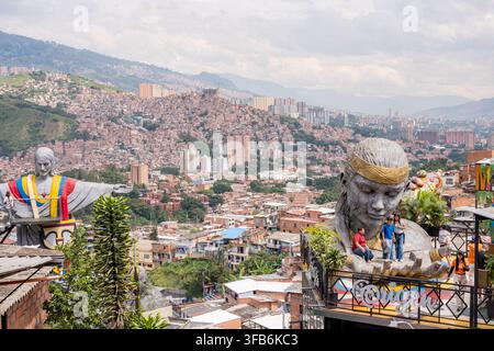 Medellin, Colombie - 15 janvier 2026 : vue de la Comuna 13 à San Javier, Medellin, Colombie, mettant en vedette un art de rue vibrant, des sculptures et des touristes explo Banque D'Images